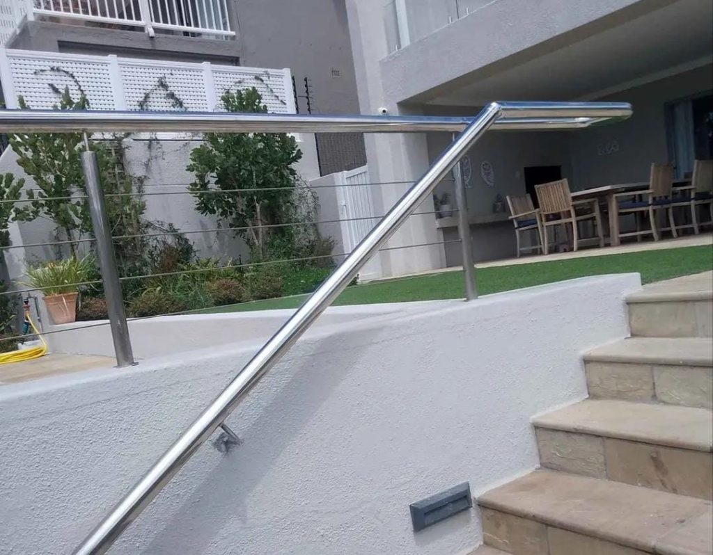 Wall-mounted staircase handrail Wall-mounted staircase handrail in Clatremont